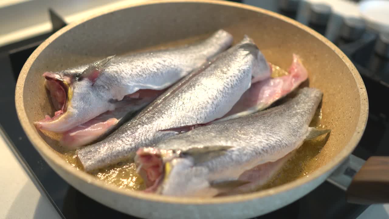 在煎锅中煎的生鱼片。视频素材