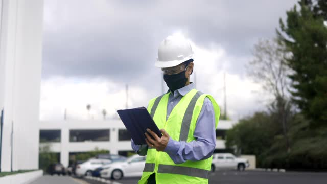 成熟的菲律宾男性建筑检查员戴着面具视频素材