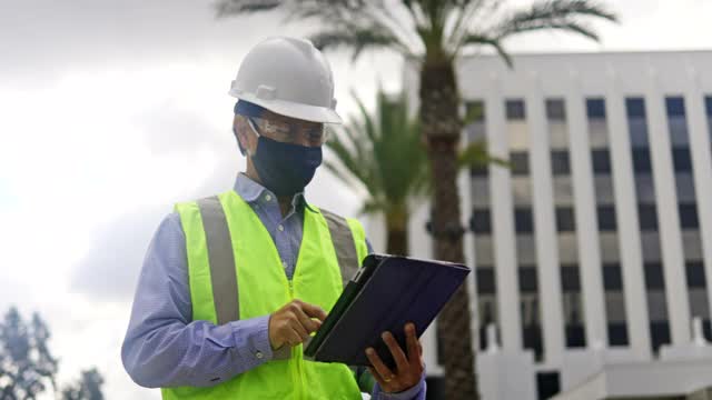 成熟的菲律宾男性建筑检查员戴着面具视频素材