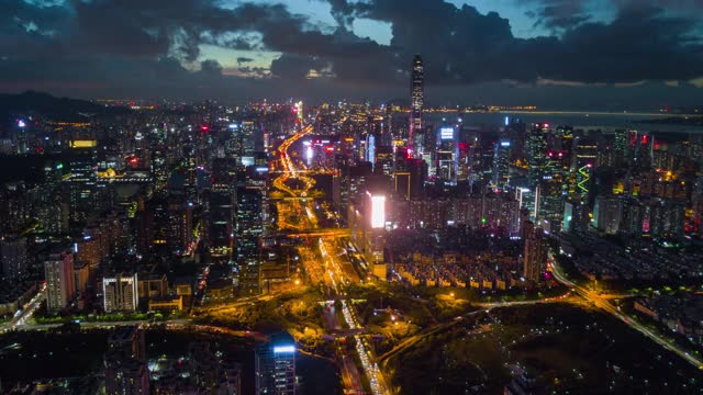 中国日落之夜照亮著名的深圳市交通路口航拍全景，4k时间的推移视频素材