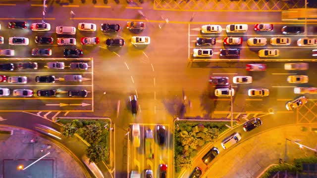 中国夜间照明深圳市区交通街道十字路口俯视图4k时间间隔视频素材