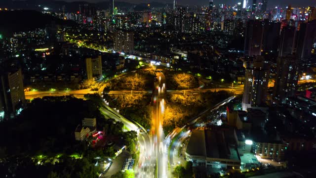 中国夜间时间深圳市交通路口航拍全景图，4k时间间隔视频素材