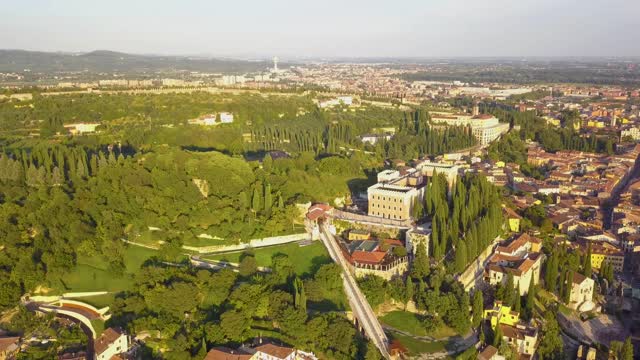 维罗纳历史市中心全景，横跨阿迪杰河的桥梁。意大利中世纪红瓦屋顶的建筑。从上面到圣彼得罗城堡和彼得拉桥的4K航拍视频片段。视频素材