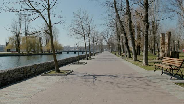 在冠状病毒隔离期间的午餐时间，城市一个完全空无一人的夏季公园全景视频素材