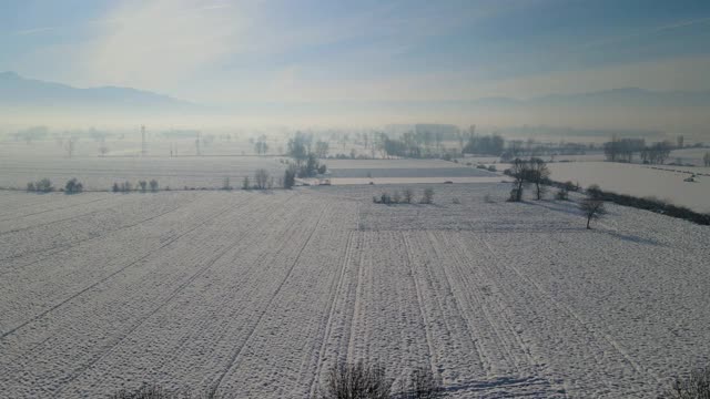 用无人机从山上俯瞰雪域视频素材