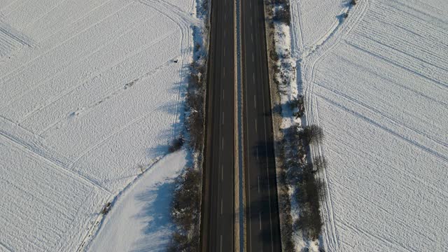 汽车在积雪的公路上行驶视频素材