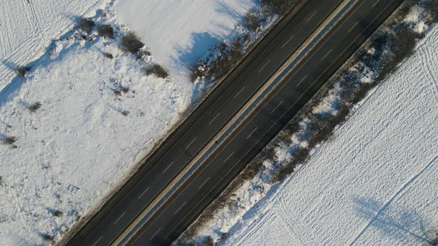 汽车在积雪的公路上行驶视频素材