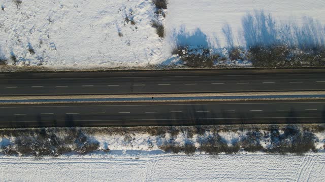 汽车在积雪的公路上行驶视频素材