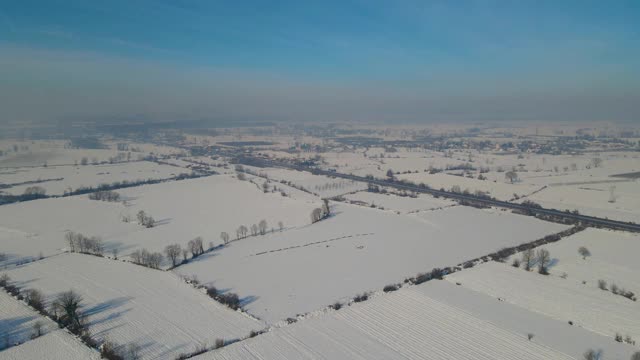 用无人机从山上俯瞰雪域视频素材