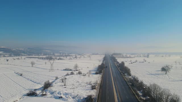 汽车在积雪的公路上行驶视频素材