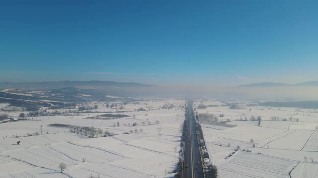 汽车在积雪的公路上行驶视频素材