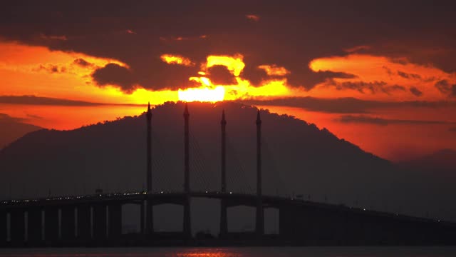放大到槟榔屿大桥主跨与太阳视频素材
