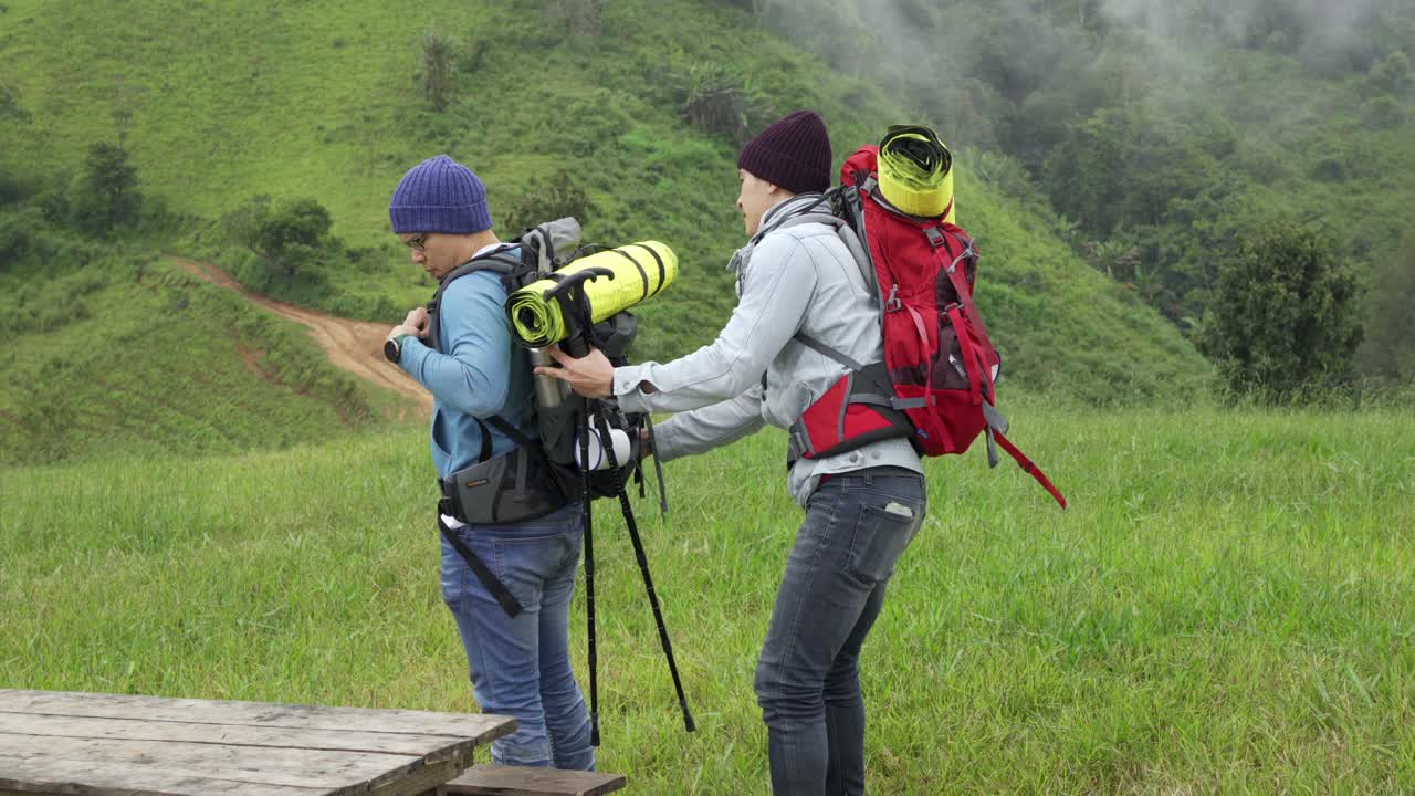 两个亚洲人背包客一起登山视频素材