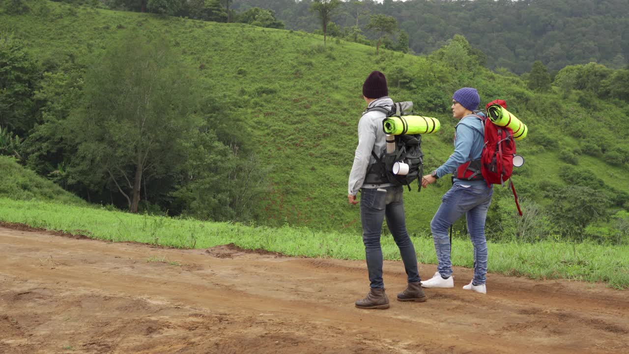 两个亚洲人背包客一起登山视频素材