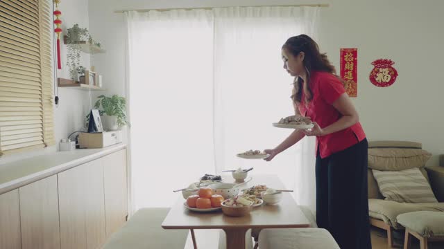 亚洲家庭春节团圆饭。视频素材