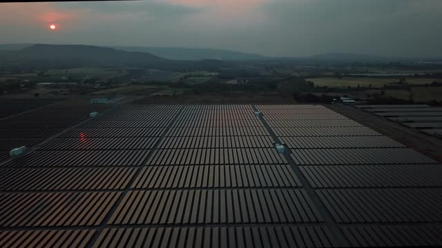 鸟瞰图的太阳能电池板农场可再生能源可再生能源工厂的概念视频素材