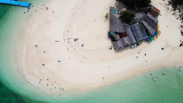 海水和海岛海滩俯视图无人机场景鸟瞰图视频素材