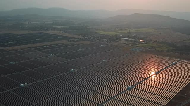 鸟瞰图的太阳能电池板农场可再生能源可再生能源工厂的概念视频素材