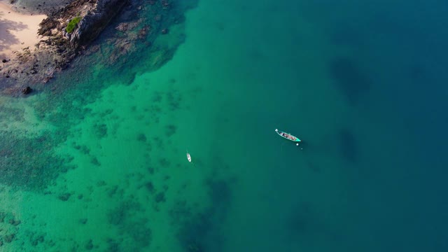 海水和海岛海滩俯视图无人机场景鸟瞰图视频素材