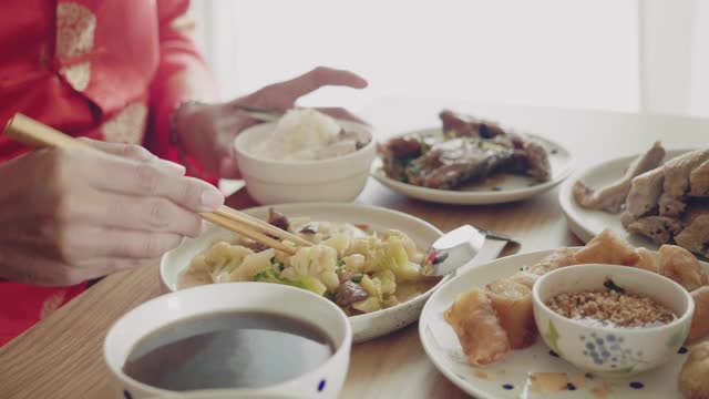 亚洲家庭春节团圆饭。视频素材