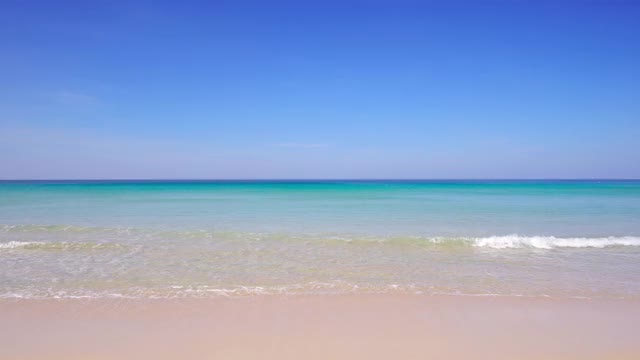 夏天的海滩。沙滩和海水清澈，蓝天为背景视频素材