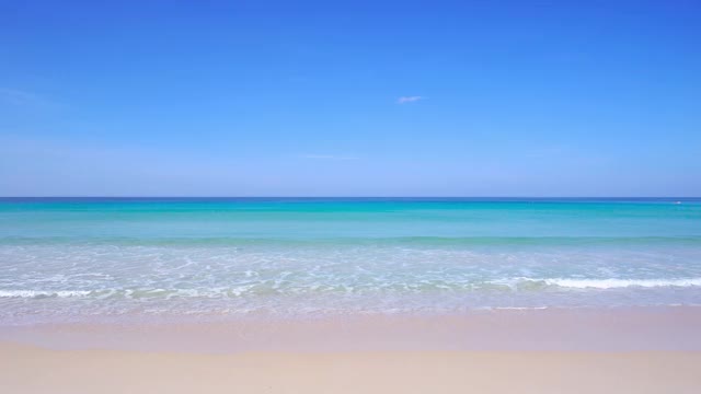 夏天的海滩。沙滩和海水清澈，蓝天为背景视频素材