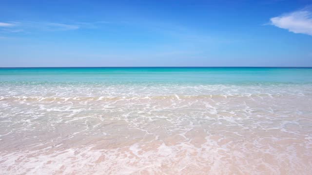 夏天的海滩。沙滩和海水清澈，蓝天为背景视频素材