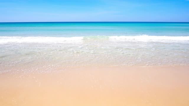 夏天的海滩。沙滩和海水清澈，蓝天为背景视频素材