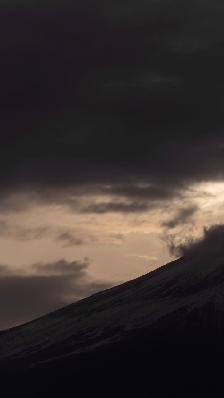 富士山上的夕阳(垂直/延时/平移)视频素材