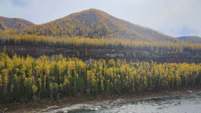 全景式的山上长满了森林，秋天，山河，高原，多云，陡峭的岩石视频素材