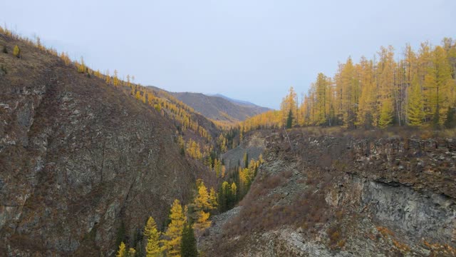 沿着悬崖峭壁的一个岩石峡谷，两个人站在边缘视频素材