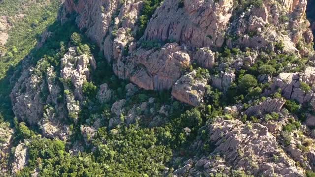 法国科西嘉岛波尔图海湾上空的加兰契山脉上奇异的红色岩石视频下载