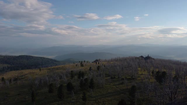 美丽的夏日阳光灿烂的傍晚在明斯基山口视频素材