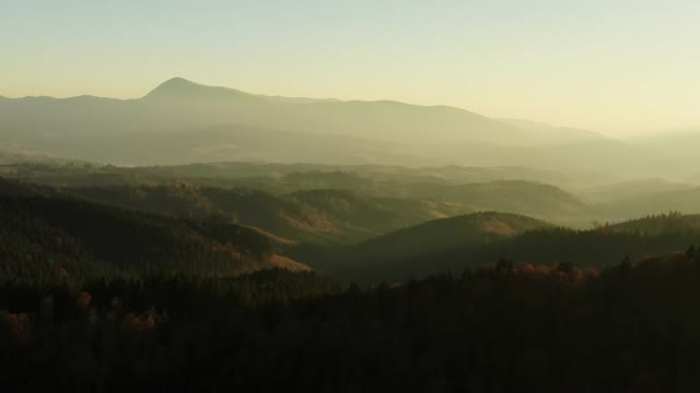 在柔和的光线下鸟瞰山景视频素材