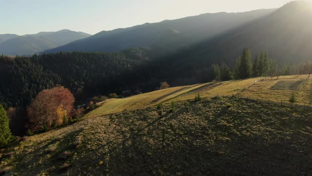 无人机飞越山脉、牧场和森林视频素材