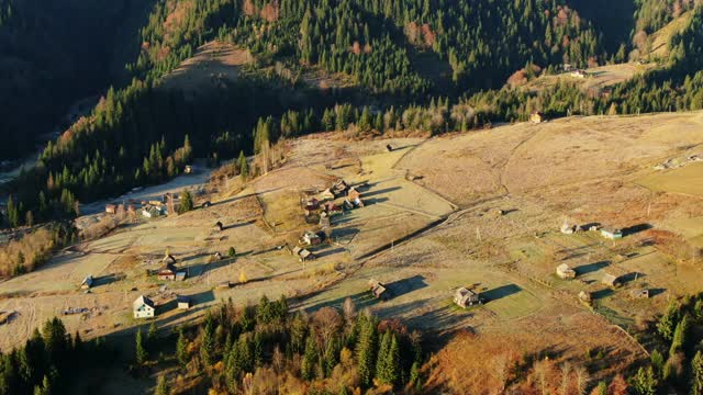 一架无人机飞过了一个乡村高山山谷视频素材