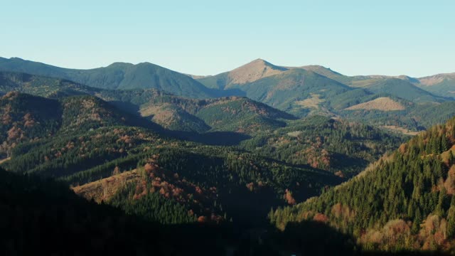 荒野山脉中崎岖不平的山峰视频素材