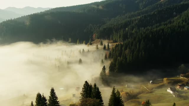 一架无人机飞过一个有云的山谷视频素材