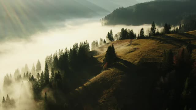 令人惊叹的山地景观，有雾和干草堆视频素材