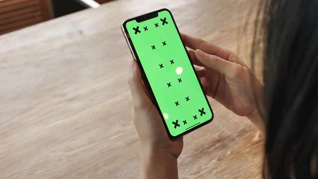 特写女人使用智能手机与绿色屏幕视频素材