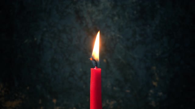 吹灭的蜡烛映衬着生锈的背景视频素材