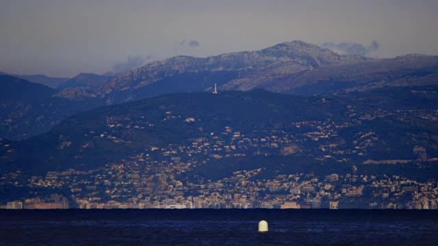 横跨海湾的法国里维埃拉海岸小镇视频素材