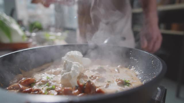 男厨师用抹刀搅拌奶油酱肉视频素材