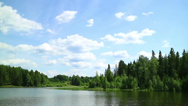 温带大陆性气候带性质。清澈的湖水和蔚蓝的天空。夏天的谦虚和平静。视频素材