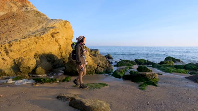 海上的女旅行者视频素材