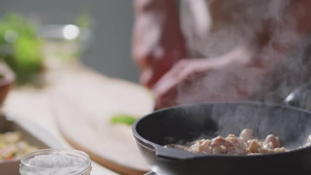 厨房用热煎锅煎肉视频素材