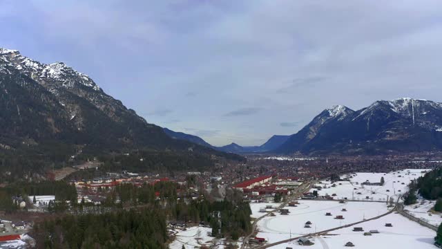 德国，巴伐利亚，Garmisch Partenkirchen和Wetterstein山脉的冬天视频素材