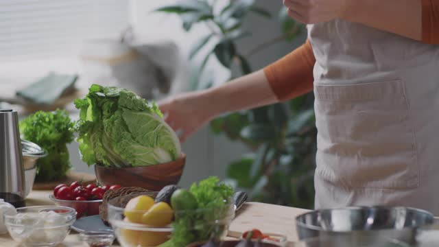 女性烹饪视频博主在镜头中讲述食物视频素材