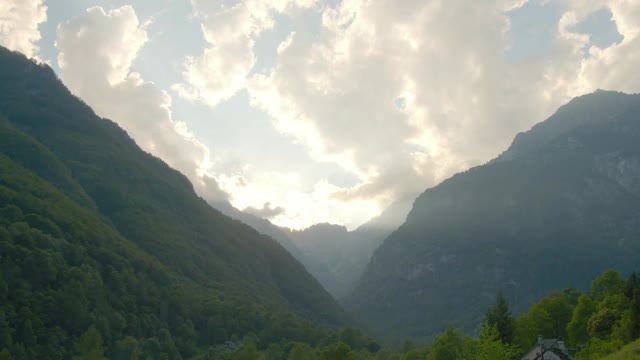 时光流逝，夕阳西下，云朵飘过山峦。阳光透过美丽而缓慢移动的云景投射出来。弗拉斯科，韦尔扎斯卡瓦，提契诺州视频素材