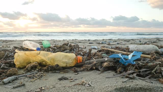 塑料瓶垃圾污染海洋海岸，环境污染视频素材